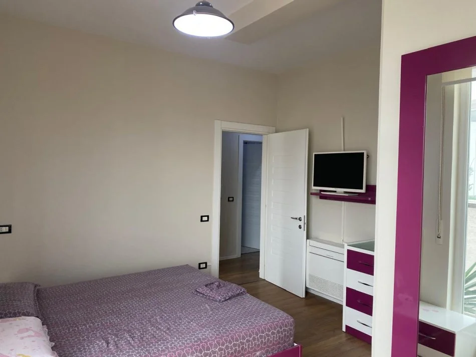 Tirane, jepet me qera 1+1 Kati 2, 65 m² 400 € 