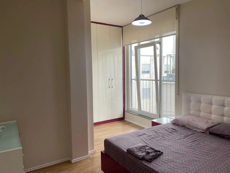 Tirane, jepet me qera 1+1 Kati 2, 65 m² 400 € 