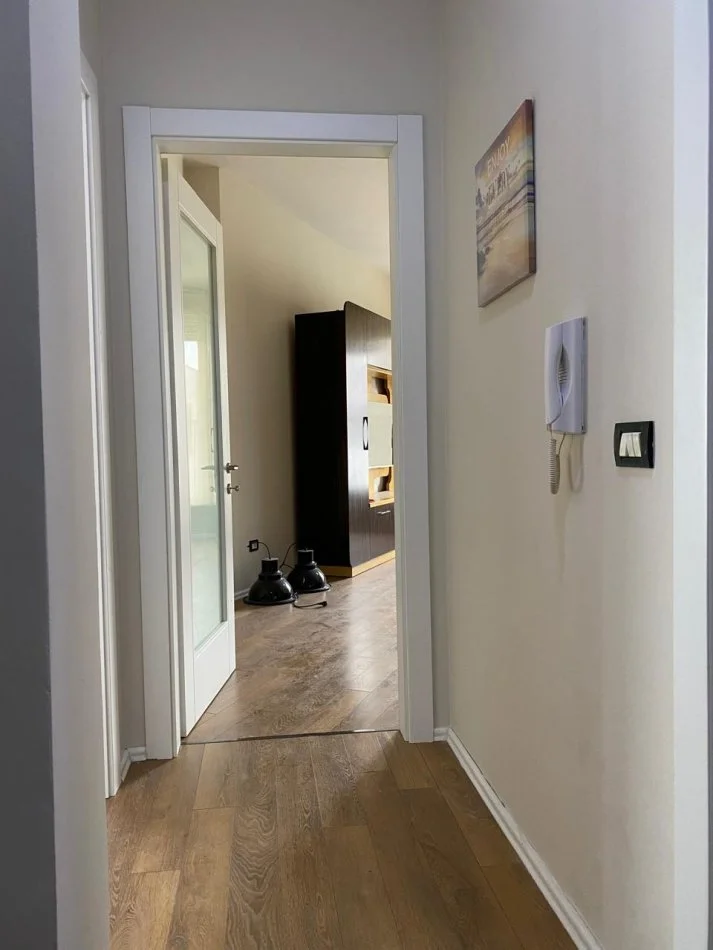 Tirane, jepet me qera 1+1 Kati 2, 65 m² 400 € 