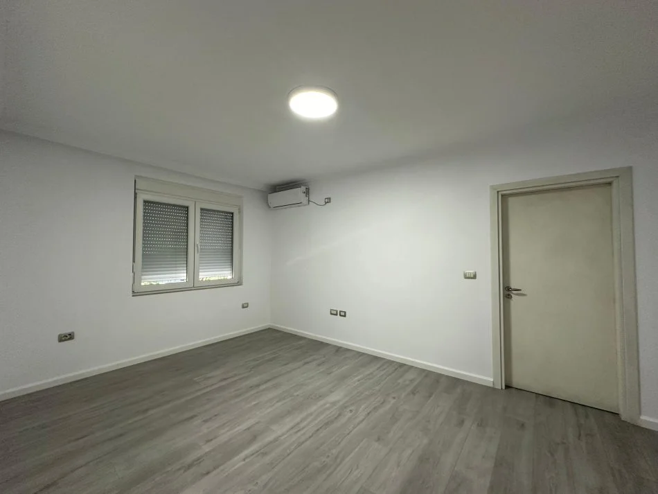 Tirane, jepet me qera apartament 3+1+Ballkon Kati 2, 82 m² 600 € (Ura e Tabakeve)