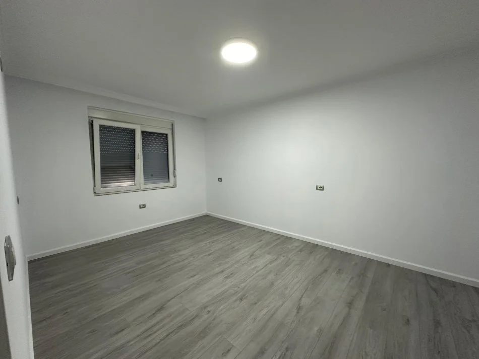 Tirane, jepet me qera apartament 3+1+Ballkon Kati 2, 82 m² 600 € (Ura e Tabakeve)
