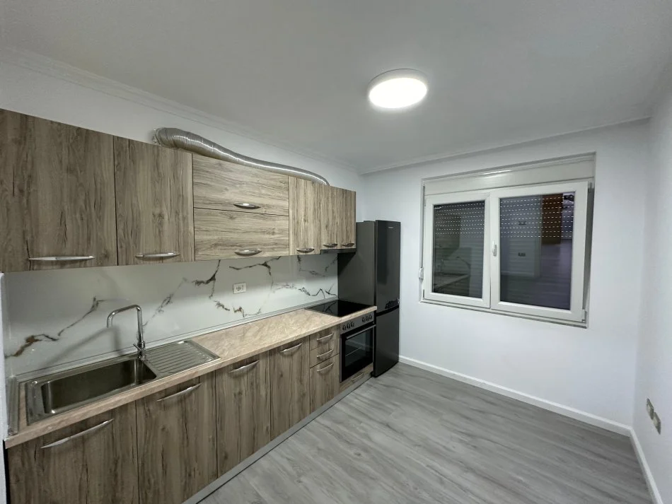 Tirane, jepet me qera apartament 3+1+Ballkon Kati 2, 82 m² 600 € (Ura e Tabakeve)