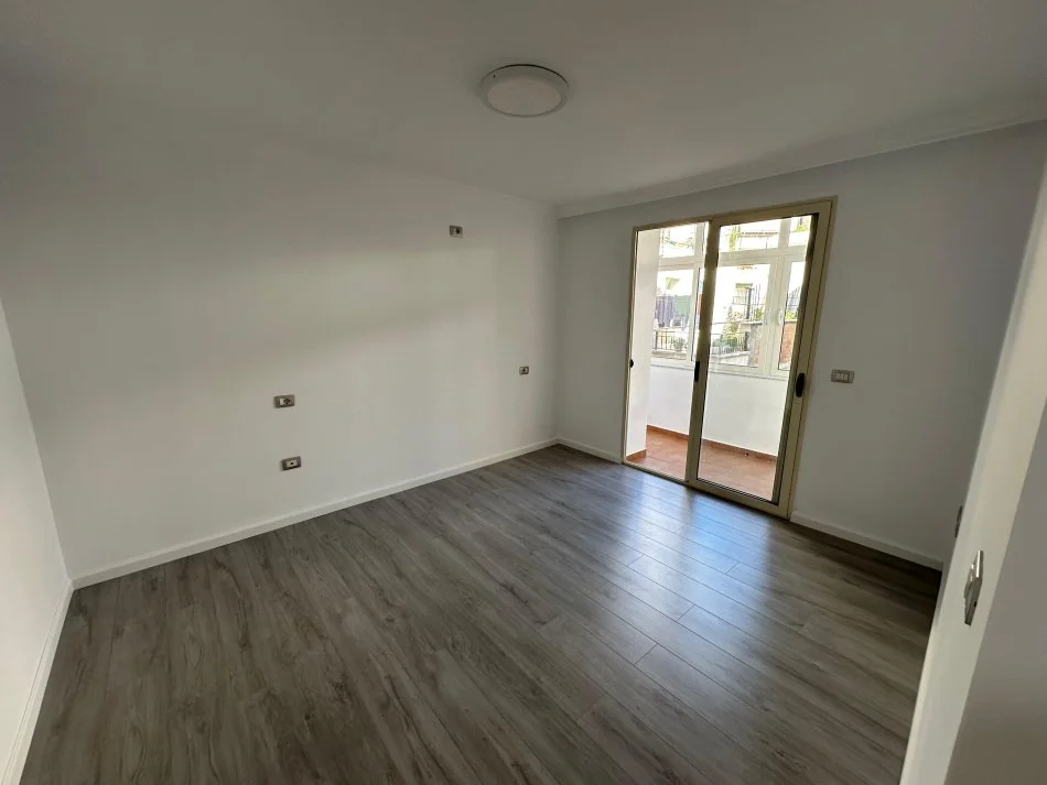 Tirane, jepet me qera apartament 3+1+Ballkon Kati 2, 82 m² 600 € (Ura e Tabakeve)