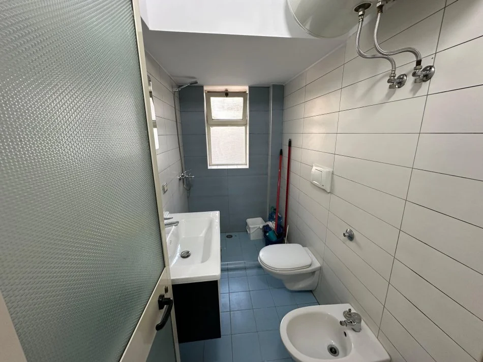 Tirane, jepet me qera apartament 3+1+Ballkon Kati 2, 82 m² 600 € (Ura e Tabakeve)