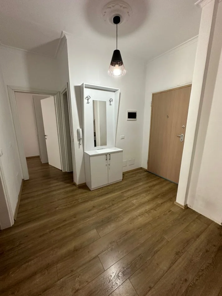 Tirane, jepet me qera apartament 2+1+Ballkon Kati 4, 90 m² 750 € (Komuna e Parisit)