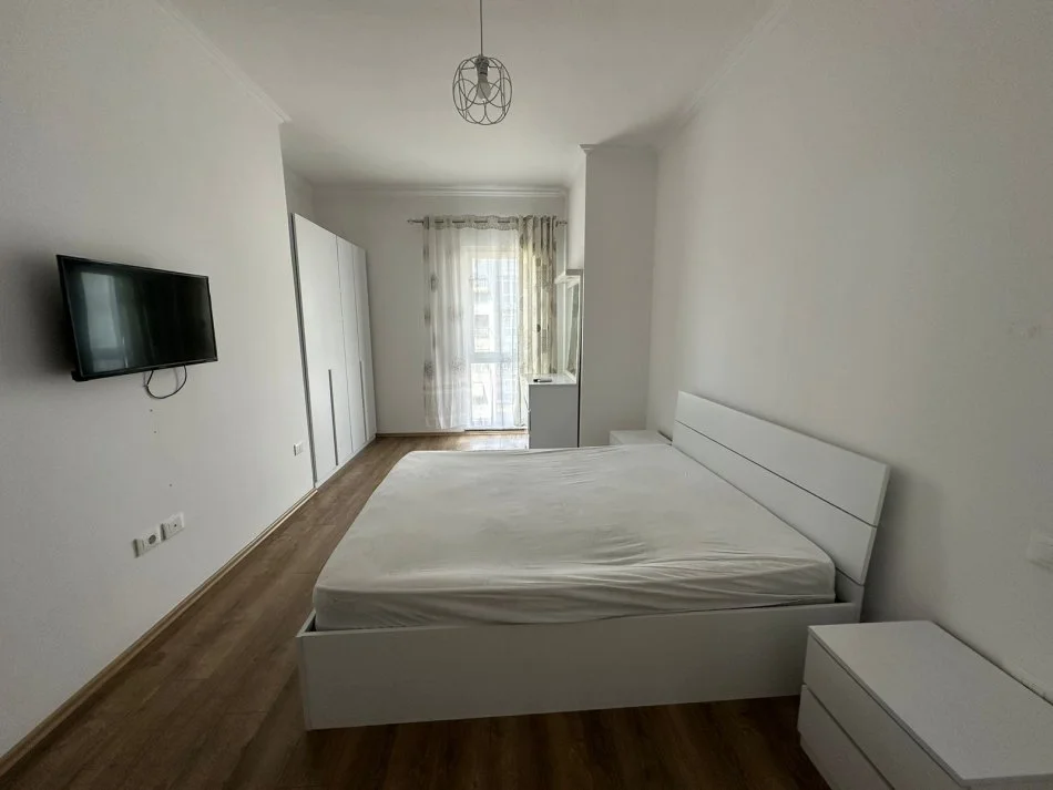 Tirane, jepet me qera apartament 2+1+Ballkon Kati 4, 90 m² 750 € (Komuna e Parisit)
