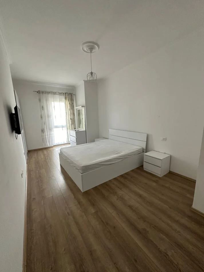Tirane, jepet me qera apartament 2+1+Ballkon Kati 4, 90 m² 750 € (Komuna e Parisit)