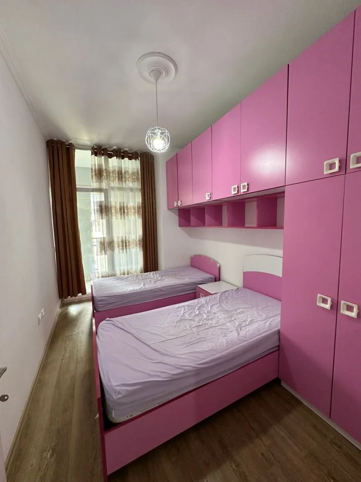 Tirane, jepet me qera apartament 2+1+Ballkon Kati 4, 90 m² 750 € (Komuna e Parisit)