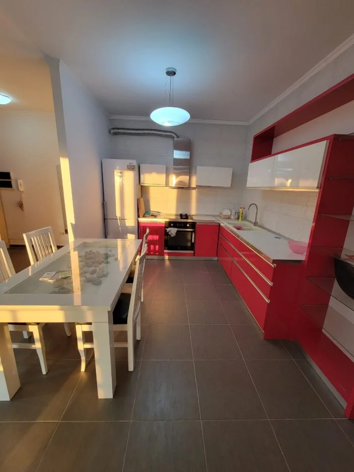Tirane, jap me qera apartament 2+1+Ballkon Kati 6, 121 m² 120 € (Rruga Kadri Kerciku Qytet Studenti)