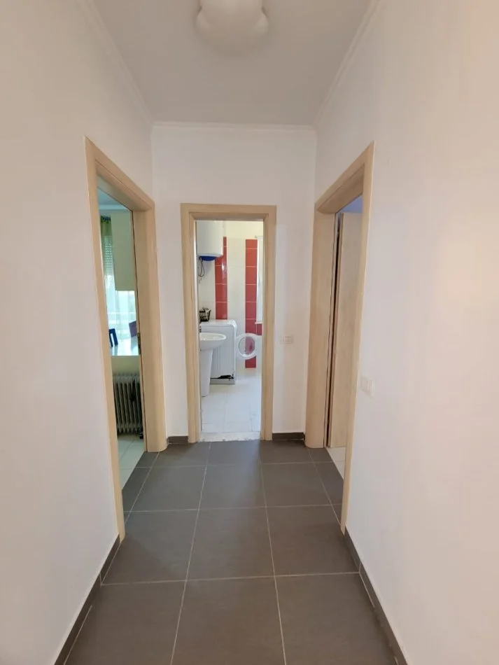 Tirane, jap me qera apartament 2+1+Ballkon Kati 6, 121 m² 120 € (Rruga Kadri Kerciku Qytet Studenti)