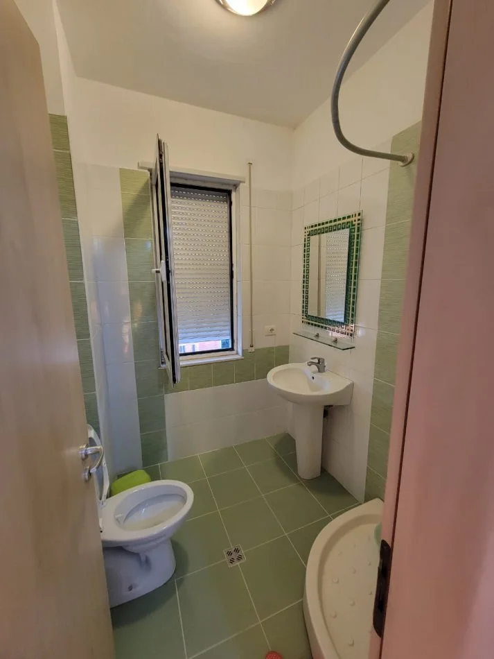 Tirane, jap me qera apartament 2+1+Ballkon Kati 6, 121 m² 120 € (Rruga Kadri Kerciku Qytet Studenti)