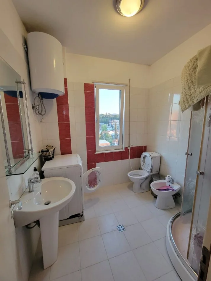 Tirane, jap me qera apartament 2+1+Ballkon Kati 6, 121 m² 120 € (Rruga Kadri Kerciku Qytet Studenti)