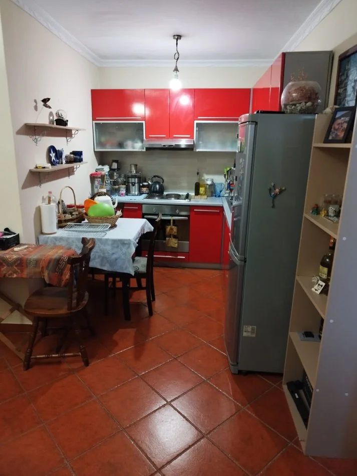 Tirane, jepet me qera apartament 1+1 , 60 m² 450 € (Karl Gega)