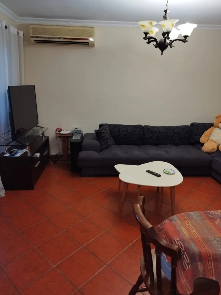 Tirane, jepet me qera apartament 1+1 , 60 m² 450 € (Karl Gega)