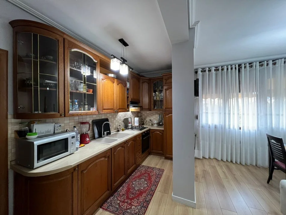 Tirane, jepet me qira apartament 2+1 Kati 3, 86 m² 700 € ,(Muhamed Gjollesha ),Komuna Parisit,Tirane