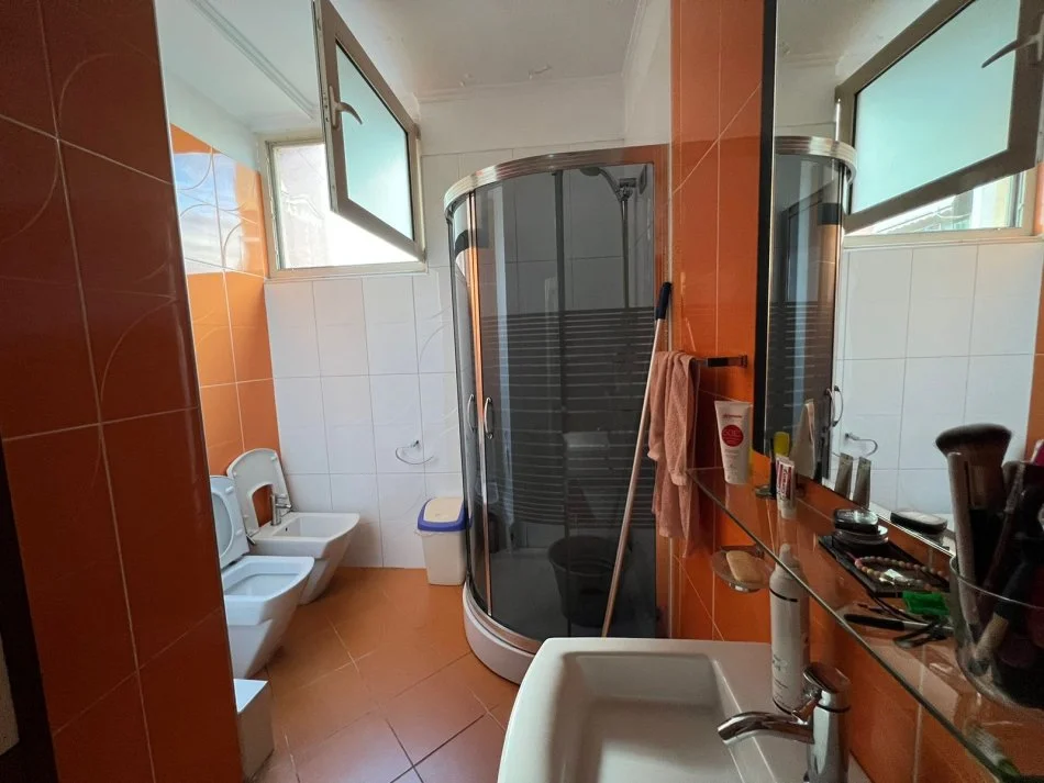 Tirane, jepet me qira apartament 2+1 Kati 3, 86 m² 700 € ,(Muhamed Gjollesha ),Komuna Parisit,Tirane