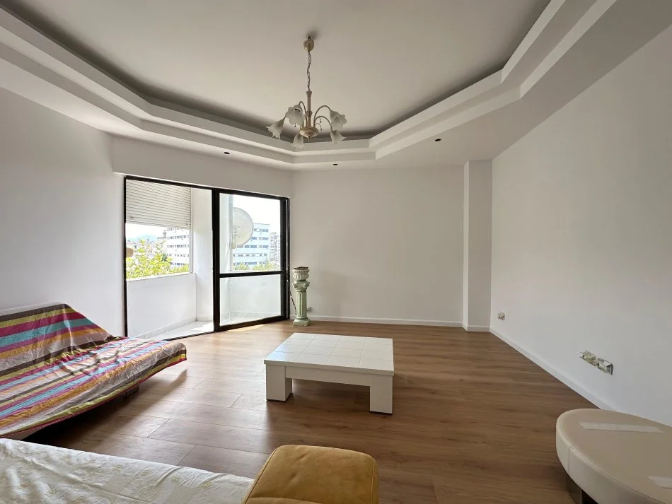 Tirane, shes apartament 2+1+Ballkon Kati 6, 112 m² 168.000 € (Brryli)