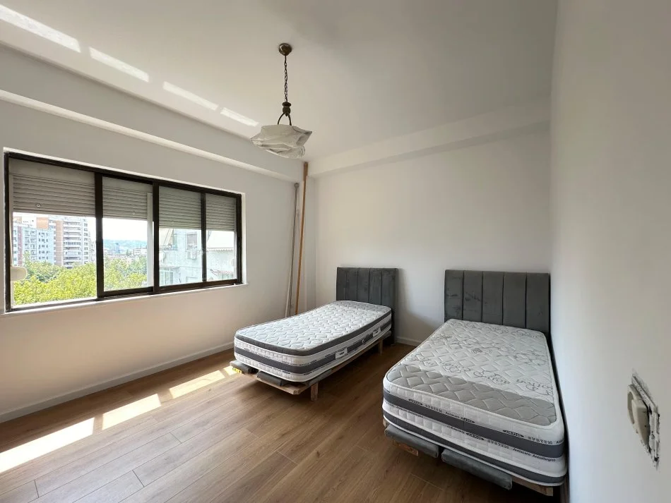 Tirane, shes apartament 2+1+Ballkon Kati 6, 112 m² 168.000 € (Brryli)