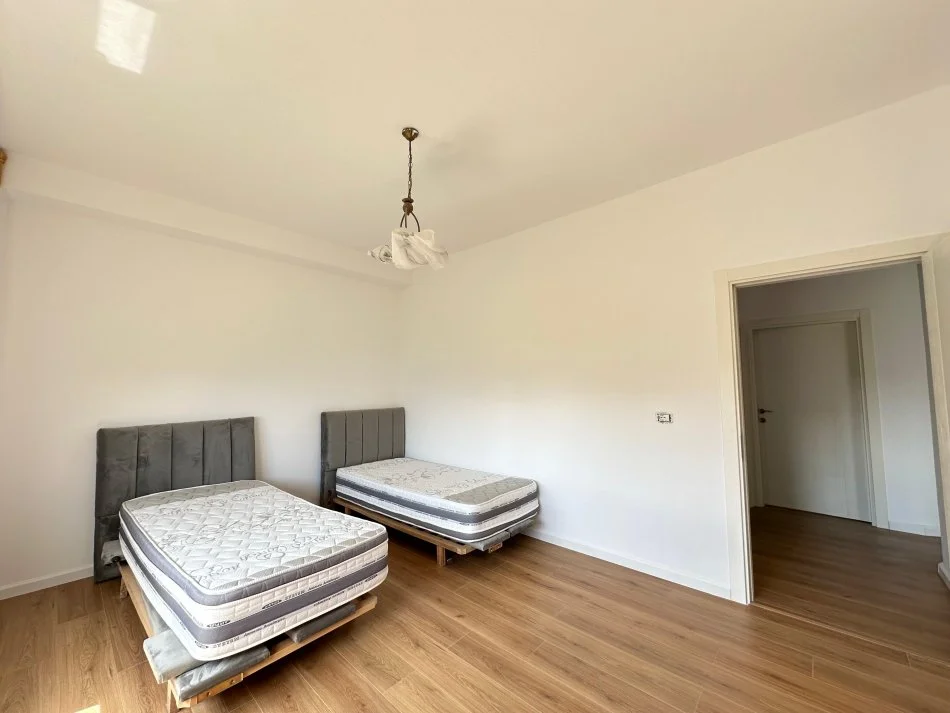 Tirane, shes apartament 2+1+Ballkon Kati 6, 112 m² 168.000 € (Brryli)