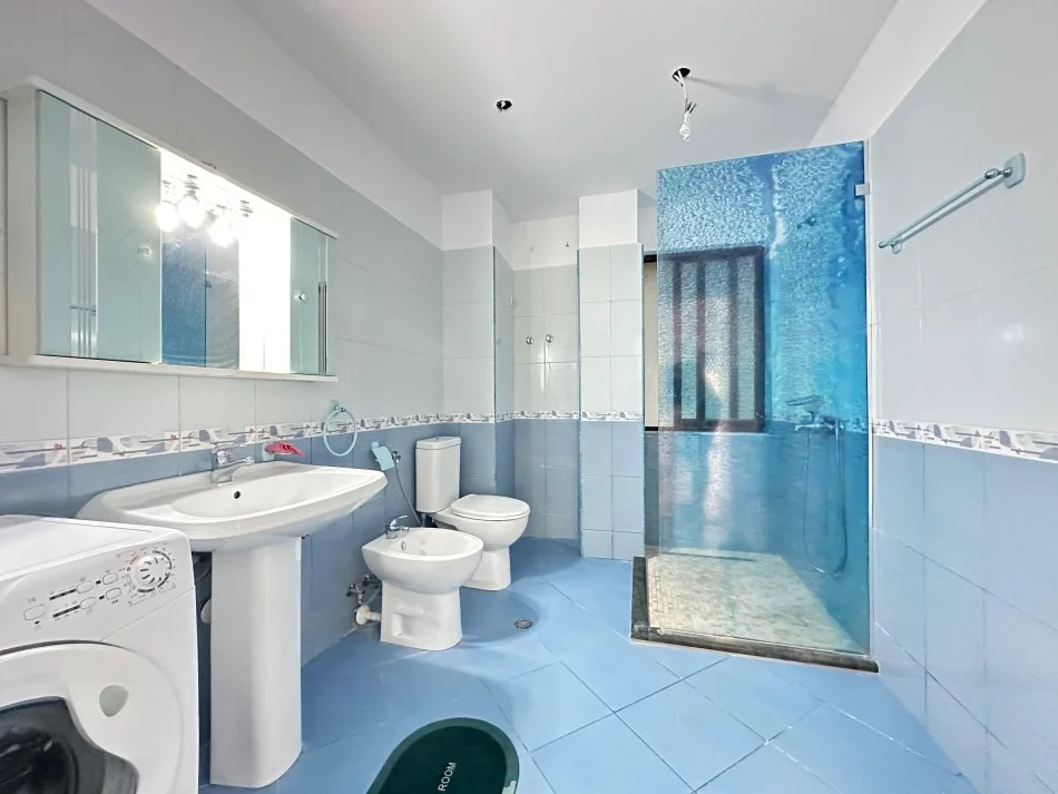 Tirane, shes apartament 2+1+Ballkon Kati 6, 112 m² 168.000 € (Brryli)