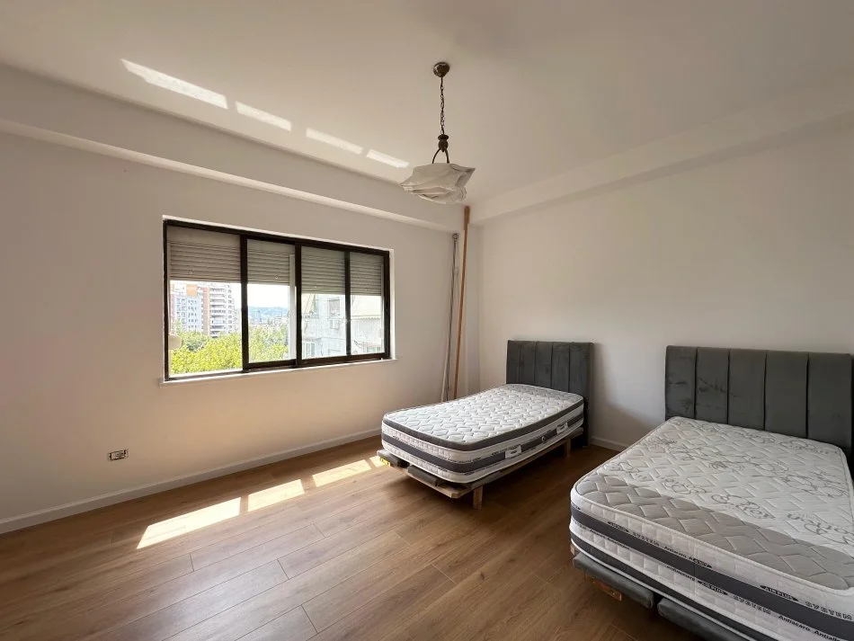 Tirane, shes apartament 2+1+Ballkon Kati 6, 112 m² 168.000 € (Brryli)