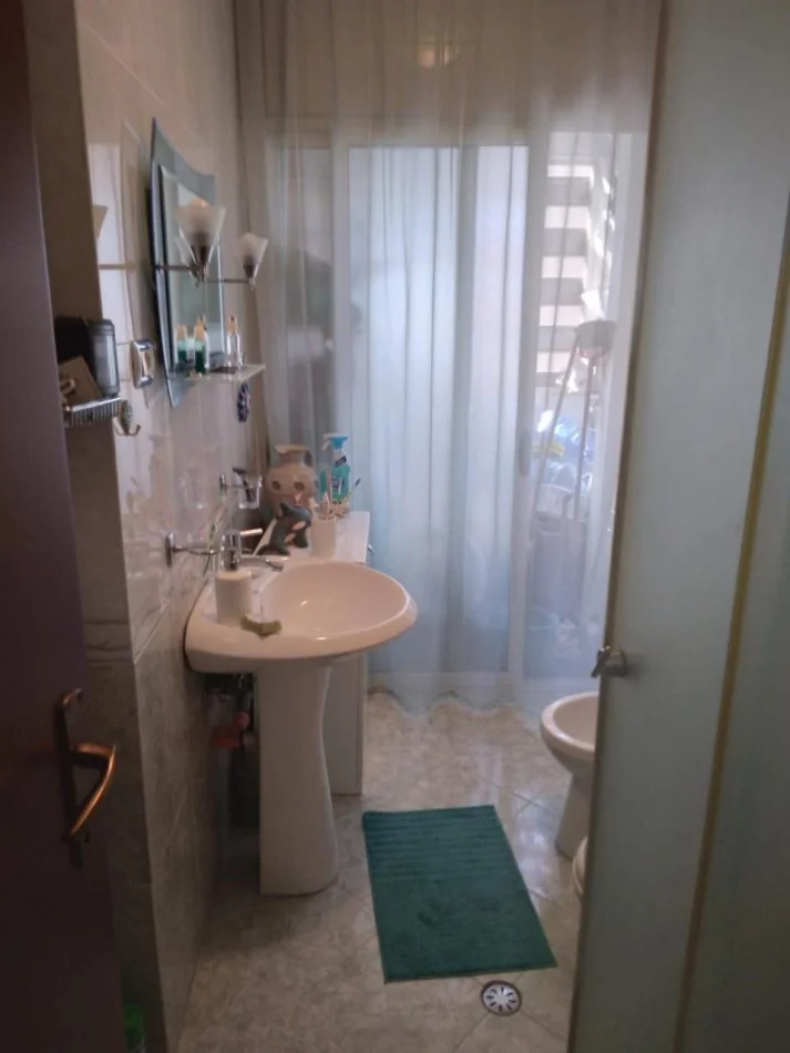 Tirane, shitet apartament 1+1 Kati 4,