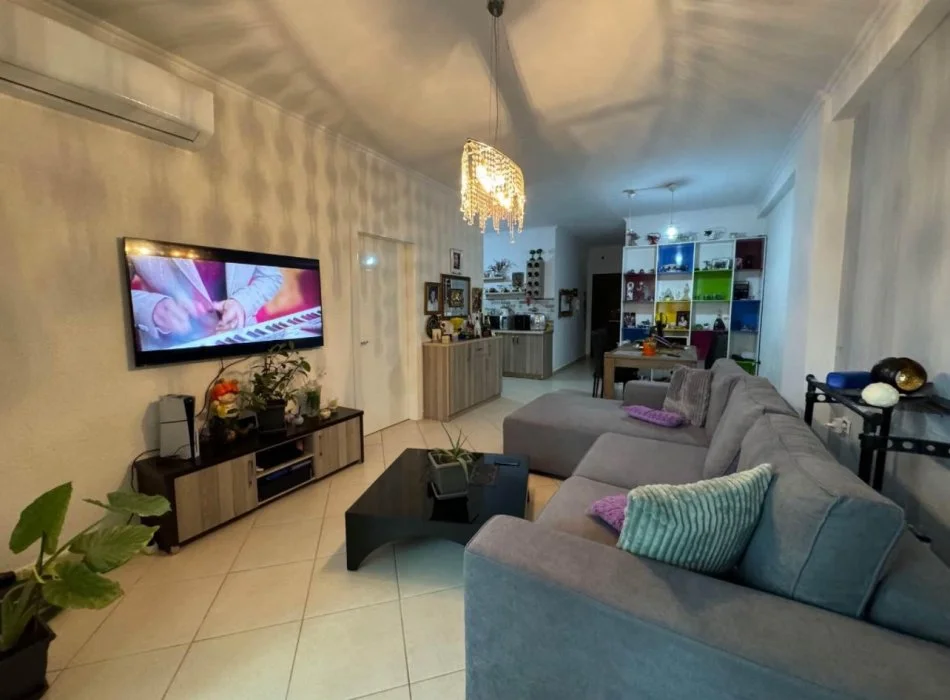 Tirane, shitet apartament 2+1 Kati 2, 