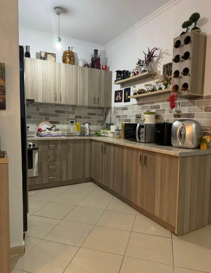 Tirane, shitet apartament 2+1 Kati 2, 