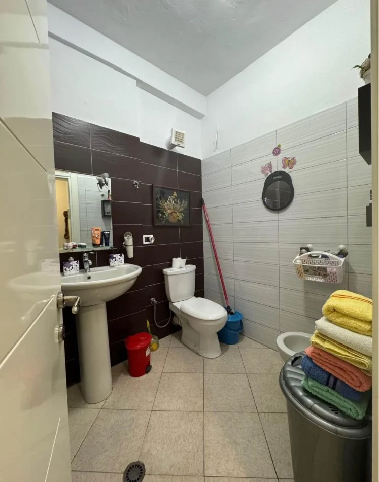 Tirane, shitet apartament 2+1 Kati 2, 