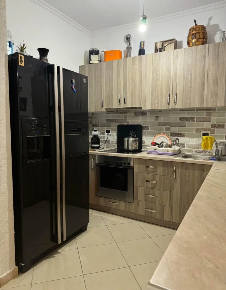 Tirane, shitet apartament 2+1 Kati 2, 