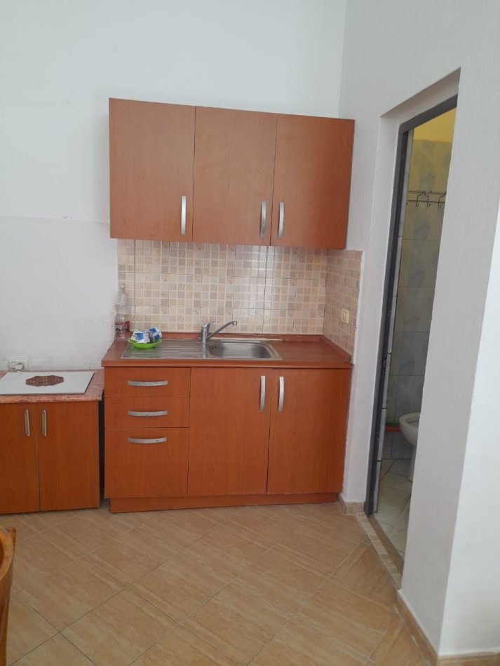 Tirane, jepet me qera garsonier, Kati 1, 26 m² 180 € (Rruga Karl Gega, ngjitur me Bulevardin e Ri, Tirane, 40 ml larg Unazes)