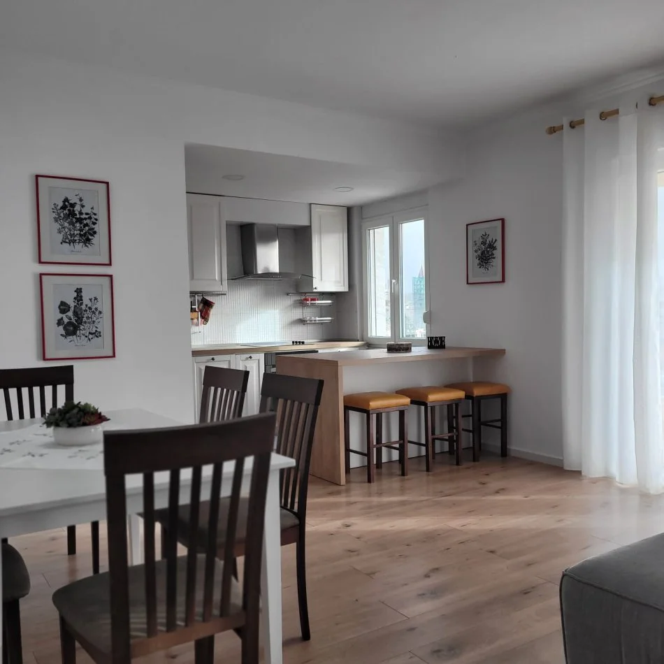 Tirane, Ambasada Gjermane jepet me qera apartament 2+1+Ballkon Kati 8, 112 m² 750 € (Frederik shiroka)