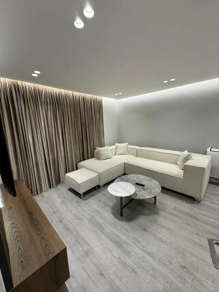 Tirane, Vile 3 kateshe me qira  Kati 0, 420 m² 3.000 € (Rruga Elbasanit)