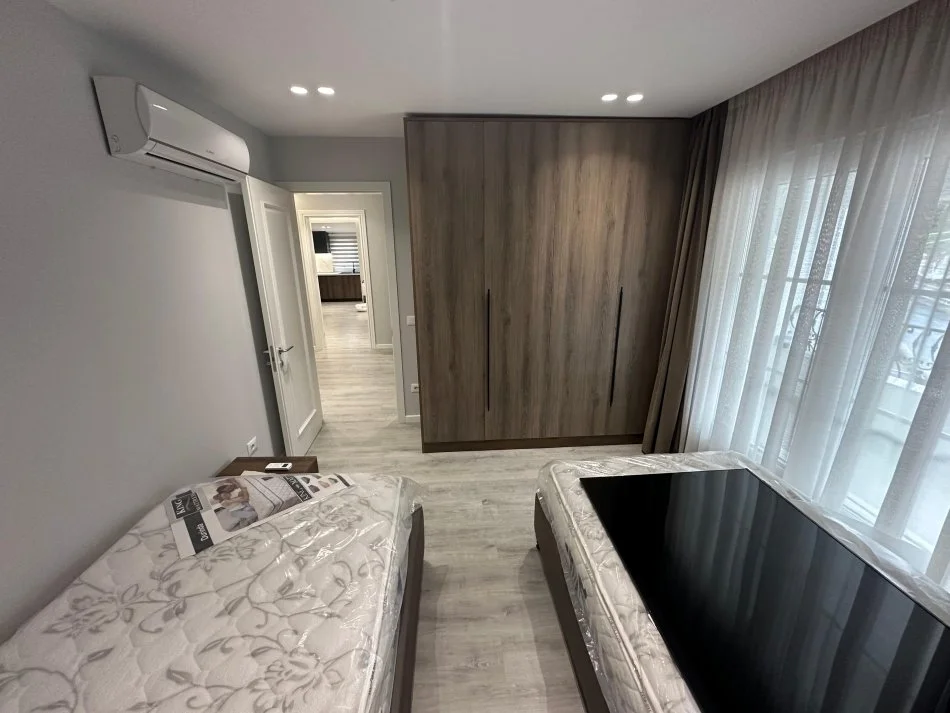 Tirane, Vile 3 kateshe me qira  Kati 0, 420 m² 3.000 € (Rruga Elbasanit)