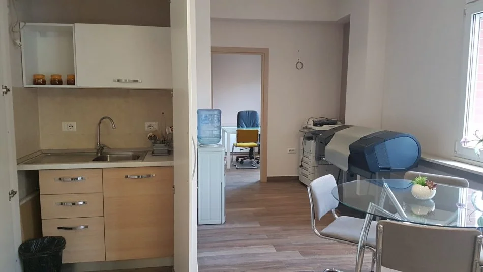Tirane, jepet me qera apartament Kati 1, 73 m² 499 € (E Bogdaneve)