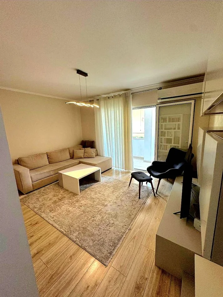 Tirane, jap me qera apartament 2+1+Ballkon Kati 4, 80 m² 800 € (Stadiumi Dinamo)
