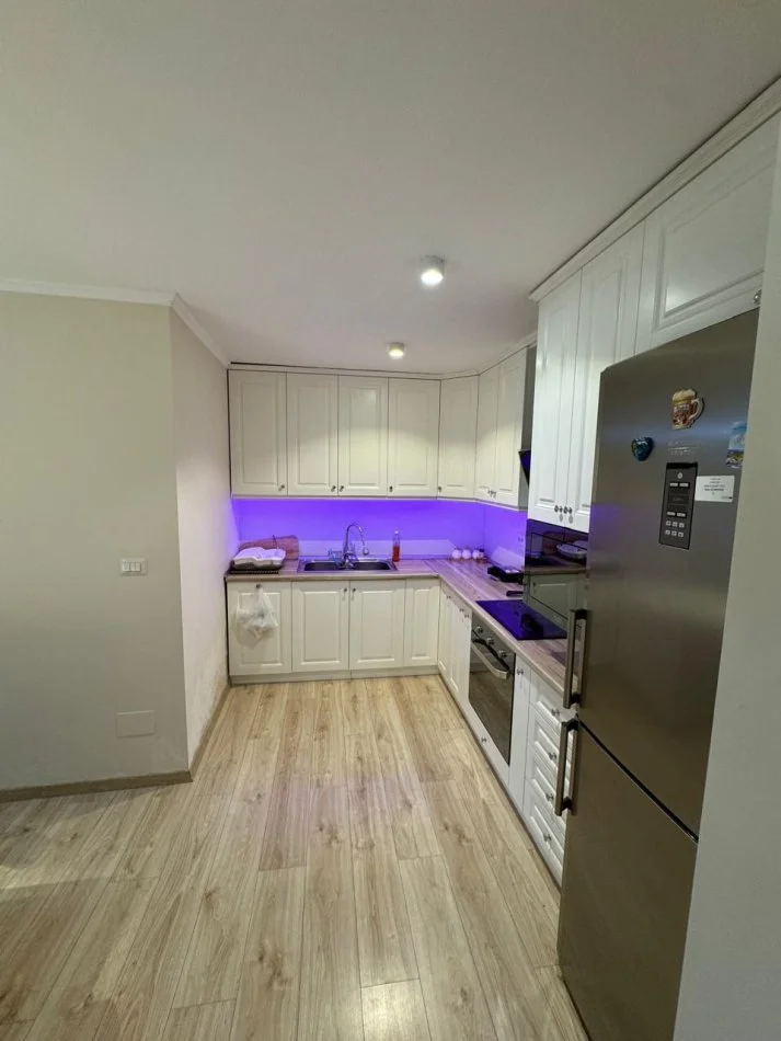 Tirane, jap me qera apartament 2+1+Ballkon Kati 4, 80 m² 800 € (Stadiumi Dinamo)