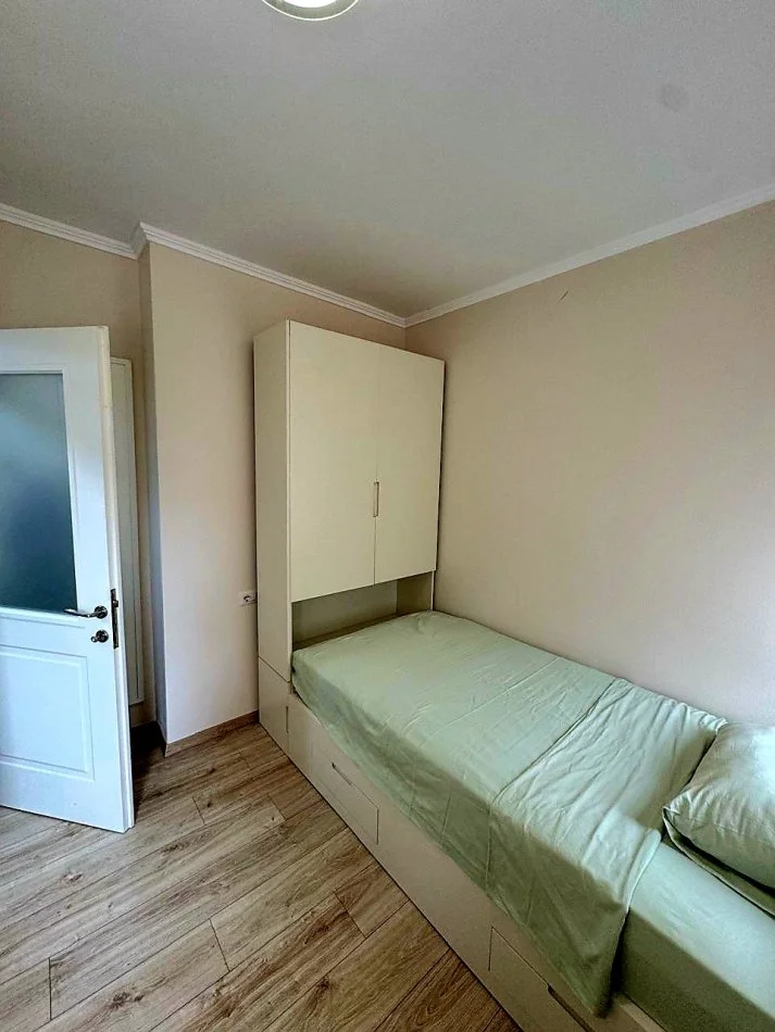 Tirane, jap me qera apartament 2+1+Ballkon Kati 4, 80 m² 800 € (Stadiumi Dinamo)