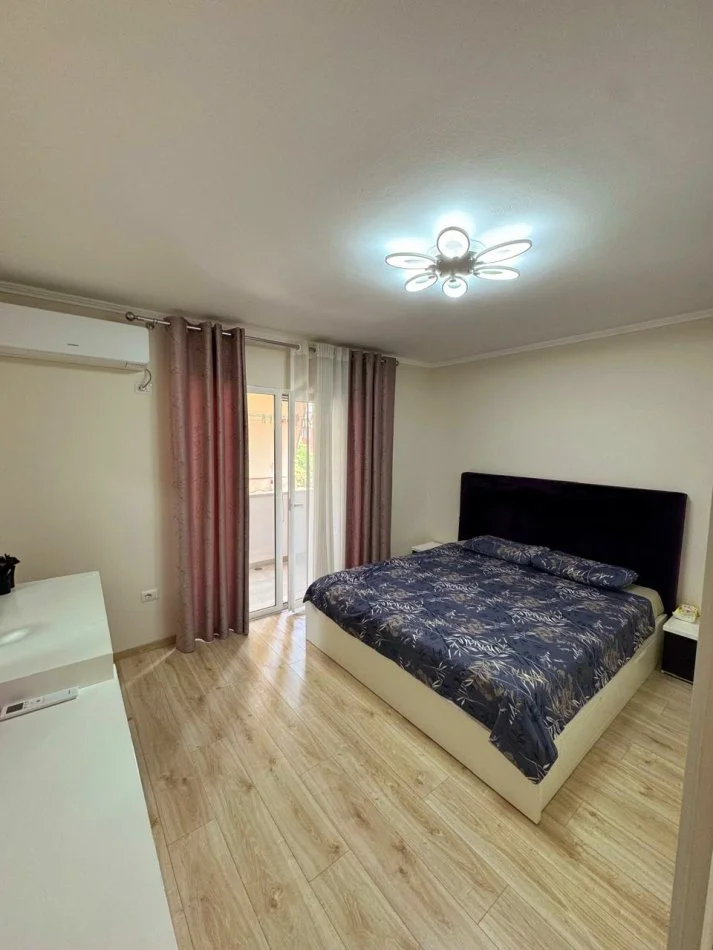 Tirane, jap me qera apartament 2+1+Ballkon Kati 4, 80 m² 800 € (Stadiumi Dinamo)