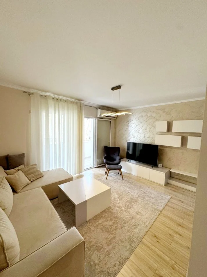 Tirane, jap me qera apartament 2+1+Ballkon Kati 4, 80 m² 800 € (Stadiumi Dinamo)