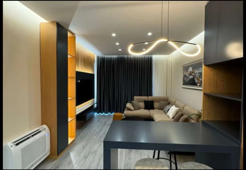 Tirane, jepet me qera apartament 1+1+Ballkon Kati 5, 75 m² 800 € (Komuna e Parisit)