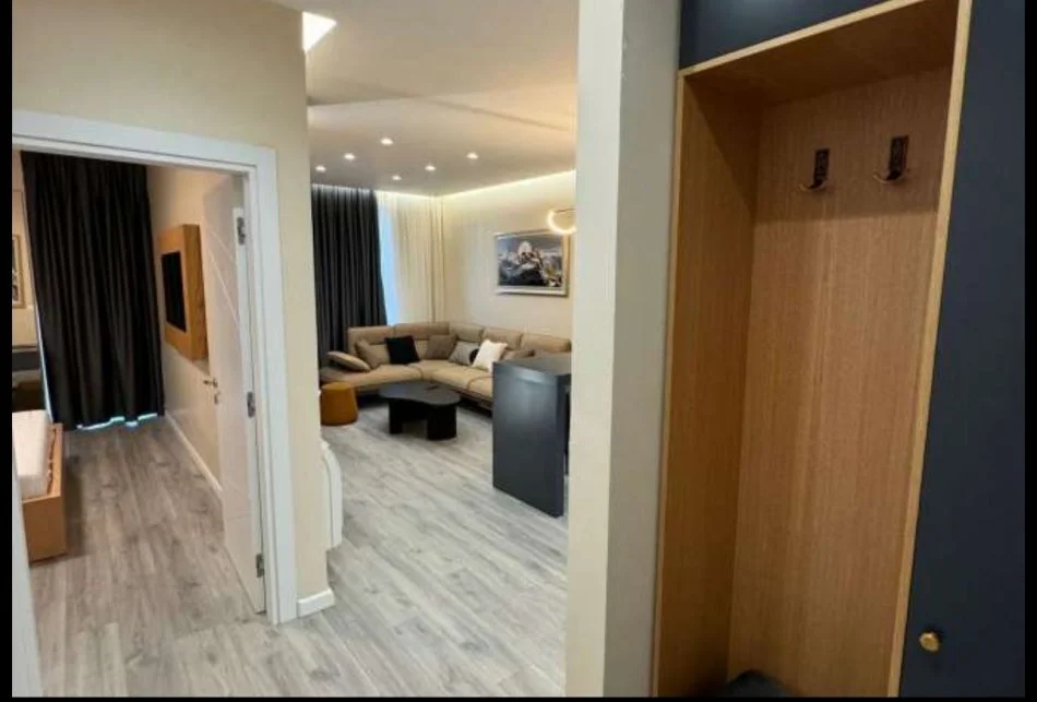 Tirane, jepet me qera apartament 1+1+Ballkon Kati 5, 75 m² 800 € (Komuna e Parisit)