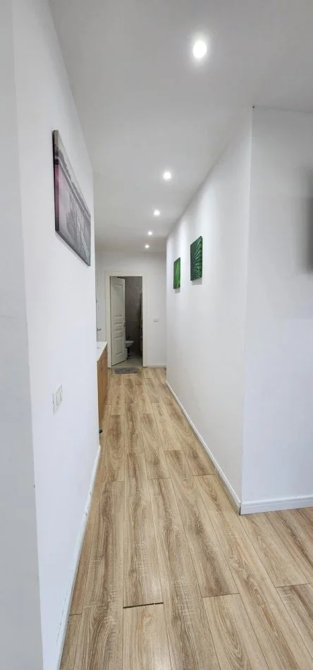 Tirane, jepet me qera apartament 2+1 Kati 8, 650 € (Kavajes)