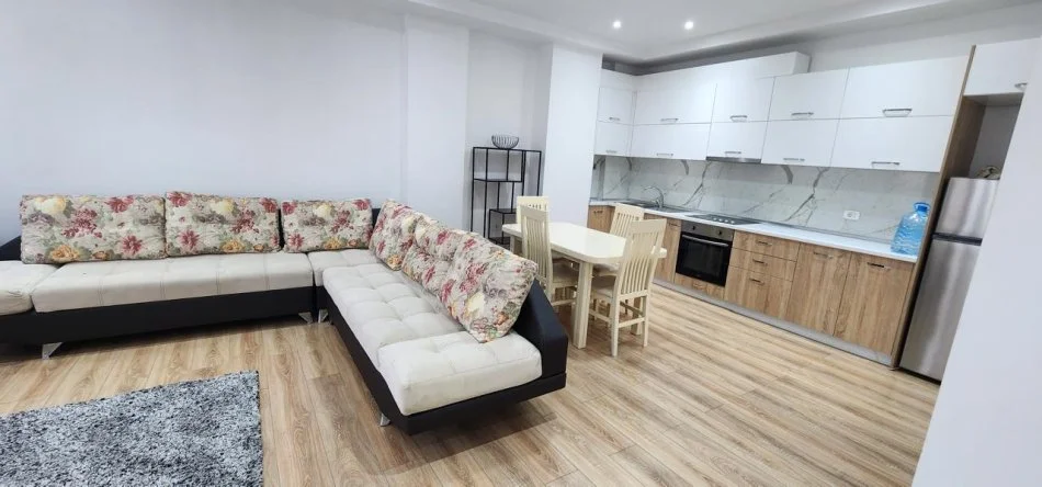 Tirane, jepet me qera apartament 2+1 Kati 8, 650 € (Kavajes)