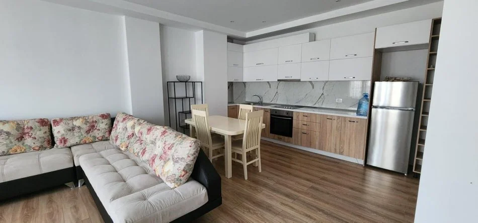 Tirane, jepet me qera apartament 2+1 Kati 8, 650 € (Kavajes)