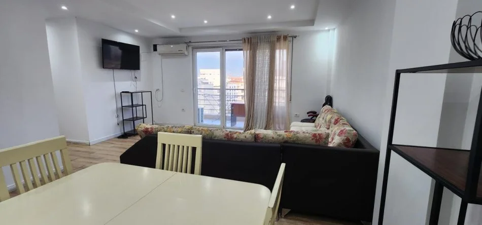 Tirane, jepet me qera apartament 2+1 Kati 8, 650 € (Kavajes)