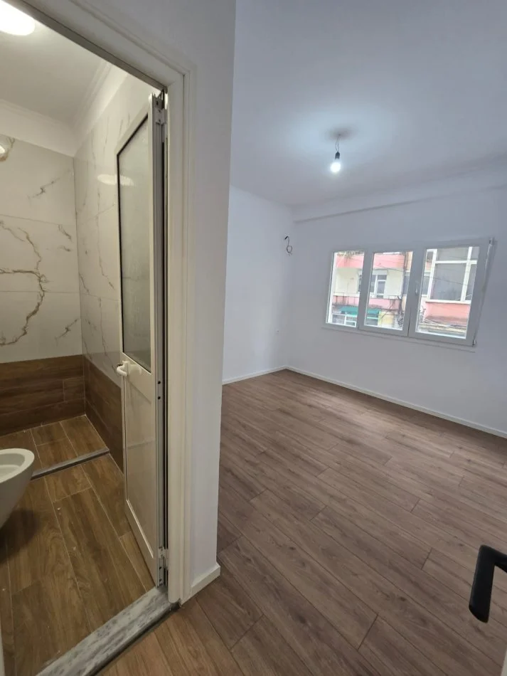 Tirane, shitet apartament 2+1+Ballkon Kati 2, 87 m² 210.000 € (Rr Elbasanit)