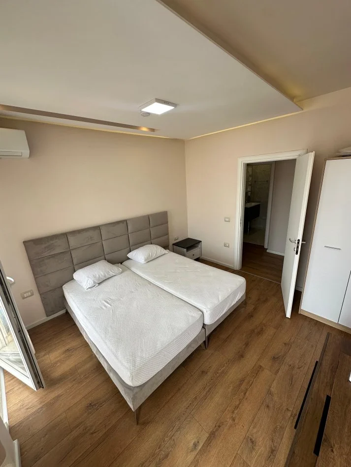 Tirane, jepet me qera apartament 2+1+Aneks+Ballkon Kati 6, 115 m² 800 € (Komuna e Parisit)