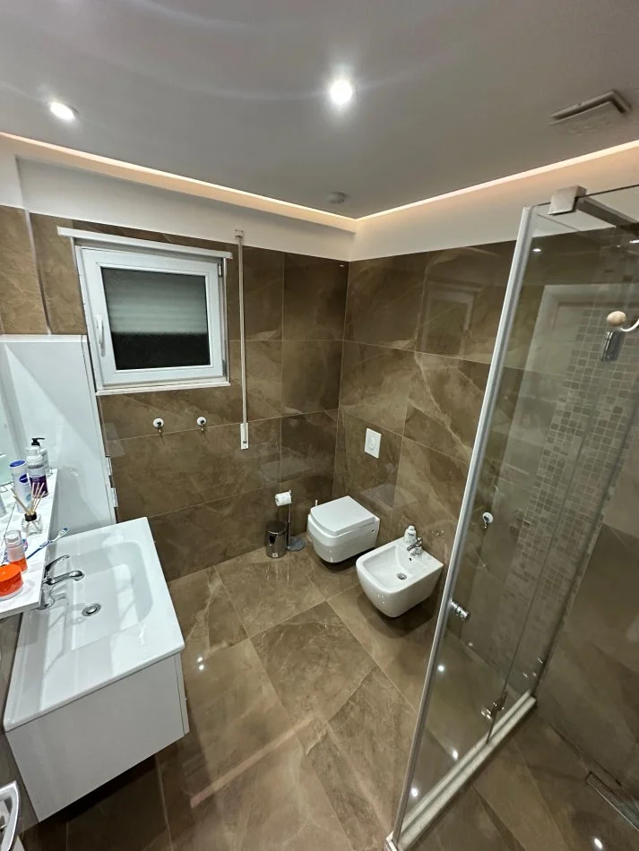 Tirane, jepet me qera apartament 2+1+Aneks+Ballkon Kati 6, 115 m² 800 € (Komuna e Parisit)