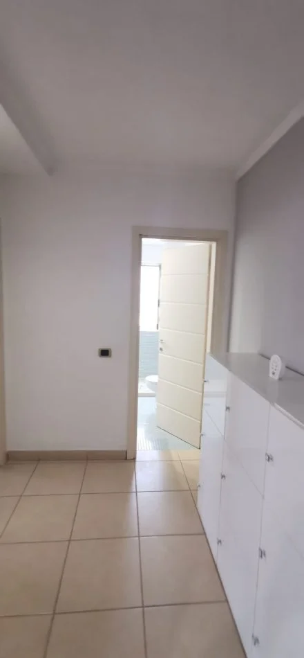 Tirane, jepet me qera apartament 2+1+Aneks+Ballkon Kati 7, 95 m² 651 € 